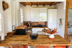 Private kitchen - Fleurs & Zen bungalow at Sofaïa, in the hills above Sainte-Rose. (Sainte-Rose)