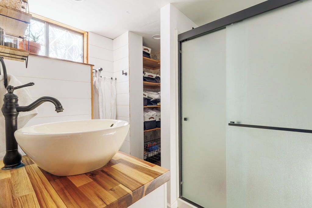 Een douche, een haardroger, handdoeken