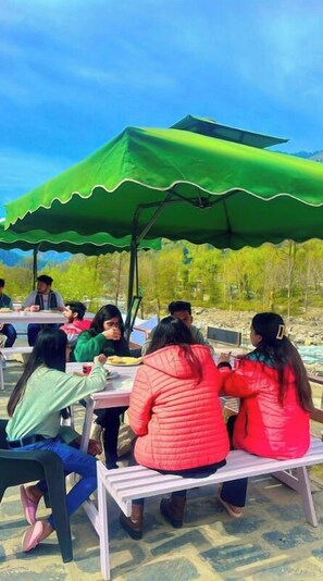 Outdoor dining - Viceroy Hotel Manali (Pangan)