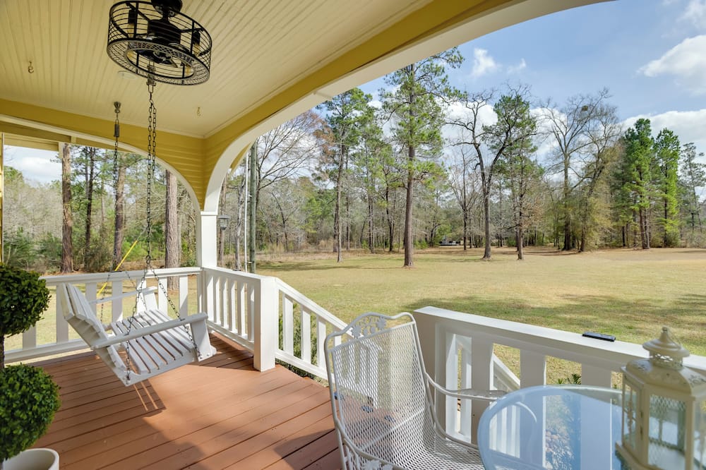 Walk to Fishing Pond! Wooded Montgomery Retreat - Plantersville, TX