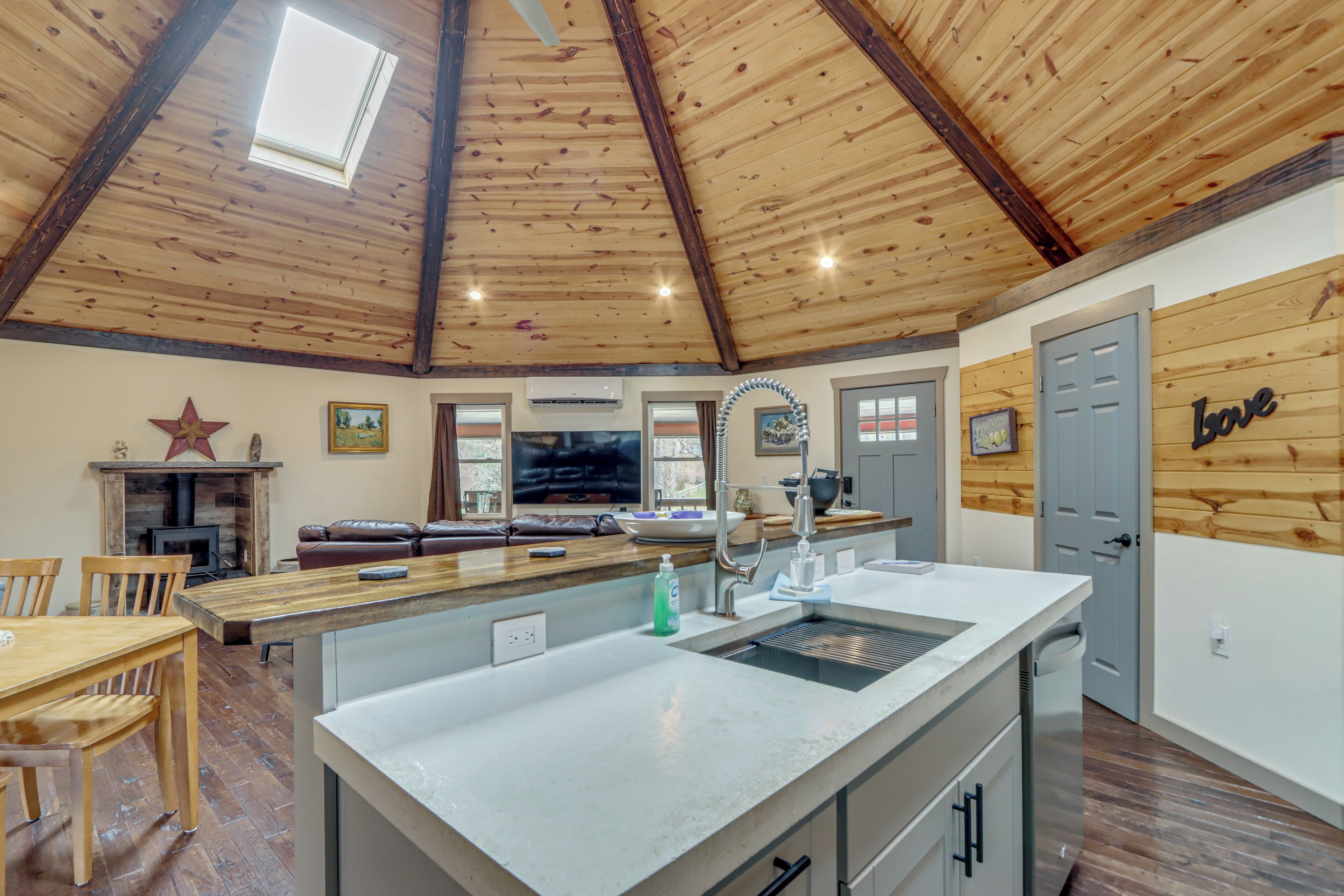 House (2 Bedrooms) | Interior