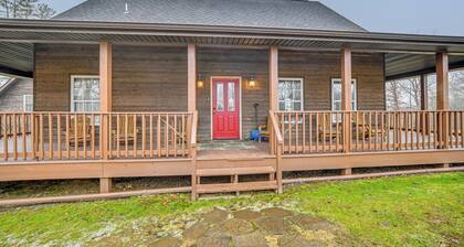 Private Hot Tub & Games Galore! Hamden Family Home