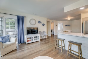 Apartment (3 Bedrooms) | Interior - Steps to Beach! Emerald Isle Condo w/ Ocean View (Emerald Isle)