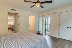 Apartment (3 Bedrooms) | Interior - Steps to Beach! Emerald Isle Condo w/ Ocean View (Emerald Isle)