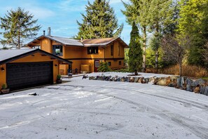 Interior - Hot Tub & Whale Watching! Scenic Sitka Escape (Sitka)