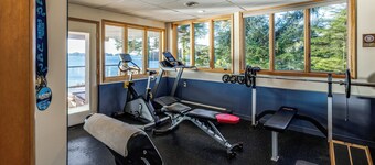 Hot Tub & Whale Watching! Scenic Sitka Escape