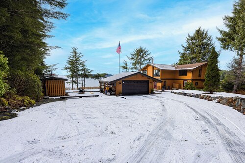 Hot Tub & Whale Watching! Scenic Sitka Escape