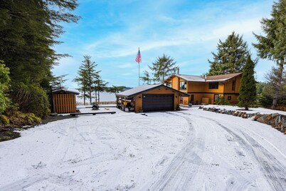 Hot Tub & Whale Watching! Scenic Sitka Escape