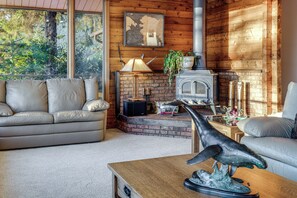 Interior - Hot Tub & Whale Watching! Scenic Sitka Escape (Sitka)