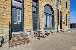 A stone building with a black door labeled "The Studio Stay." - Charming Historic Retreat in Walkable Chapman (Chapman)