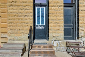 Un edificio de piedra con una puerta negra que lleva la inscripción 'The Studio Stay'.