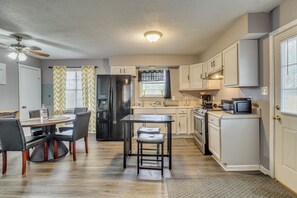 House (3 Bedrooms) | Interior - 7 Mi to Somerville Square! Countryside Retreat (Somerville)