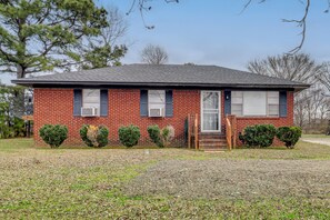 House (3 Bedrooms) | Front of property - 7 Mi to Somerville Square! Countryside Retreat (Somerville)