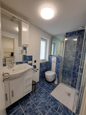 Shower, towels, soap, toilet paper - 1 room apartment kitchen bathroom at the North Sea (Meldorf)