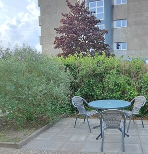 Outdoor dining - 1 room apartment kitchen bathroom at the North Sea (Meldorf)