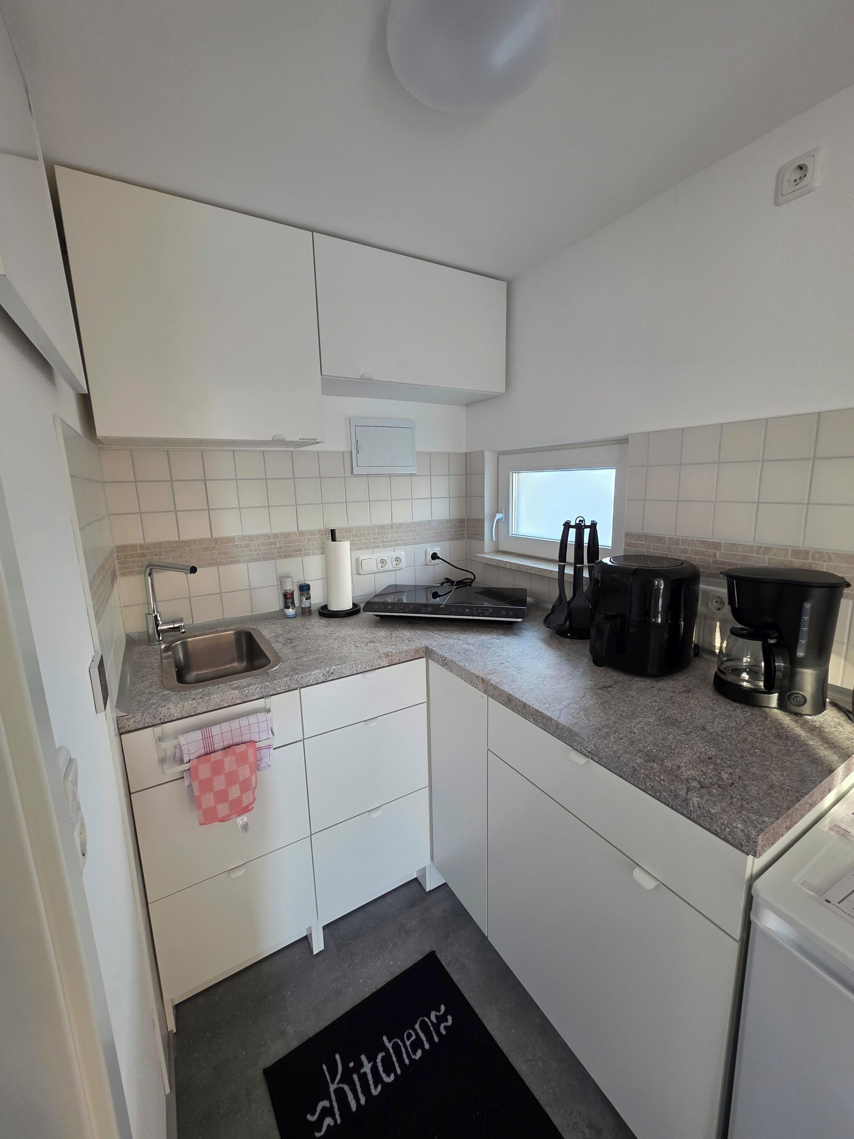 Kühlschrank, Ofen, Herdplatte, Wasserkocher mit Kaffee-/Teezubehör