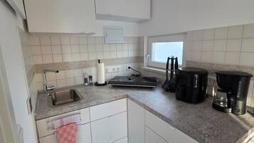 Kühlschrank, Ofen, Herdplatte, Wasserkocher mit Kaffee-/Teezubehör