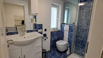 Dusche, Handtücher, Seife, Toilettenpapier