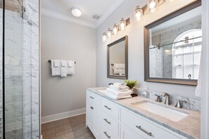 Shower, towels - New! You Won't Want Your Vacay To End At Purple Parrot's Sandcastle Key (Pensacola)
