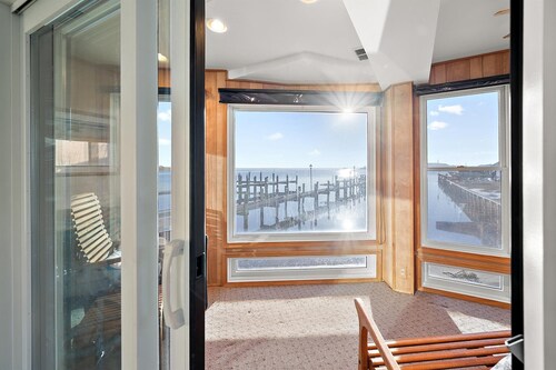 Bayfront Townhouse - Endless Views & Private Beach