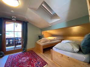 3 habitaciones, tabla de planchar con plancha y ropa de cama 