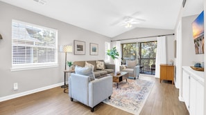 TV - TB 6E Palmetto Paradise TB 6E 2Br/2BA condo located in Pawleys Island (Pawleys Island)