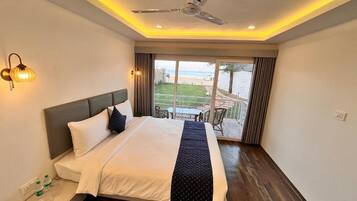 Double Room, Sea View | In-room safe, iron/ironing board, free WiFi