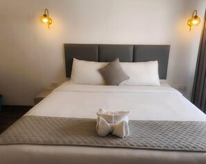 Deluxe tweepersoonskamer, balkon, uitzicht op zee | Een kluis op de kamer, een strijkplank/strijkijzer, gratis wifi