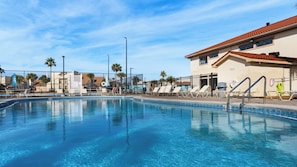 Pool - Sleeps 10, 4 Pools, Mini-Golf Fun + Free Tickets: Dolphin Cruise & More! (Panama City Beach)