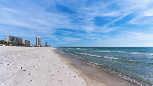 4 Pools, Mini-Golf Fun + Free Tickets: Dolphin Cruise & More!