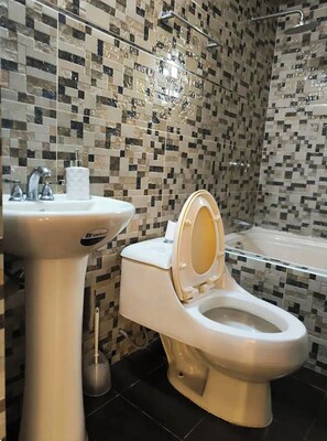 Hair dryer, towels, soap, toilet paper - 3-bedroom apartment in a quiet area near Miraflores, Surco, and San Borja (Surquillo)