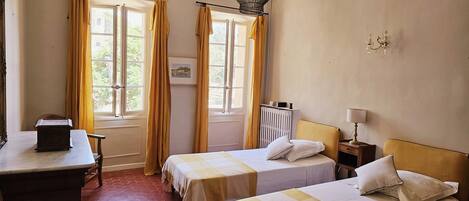 4 bedrooms, iron/ironing board, WiFi, bed sheets