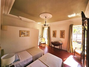 4 bedrooms, iron/ironing board, WiFi, bed sheets - Family home, sleeps 8, terrace with panoramic view in Porquerolles (Hyères)