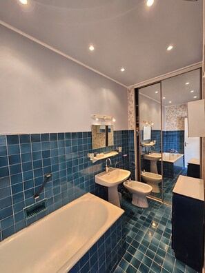 Shower, bidet, towels, toilet paper - Family home, sleeps 8, terrace with panoramic view in Porquerolles (Hyères)