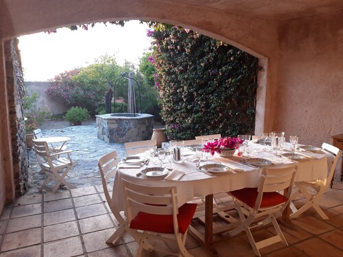 Family home, sleeps 8, terrace with panoramic view in Porquerolles