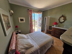 4 chambres, fer et planche à repasser, Wi-Fi, draps fournis