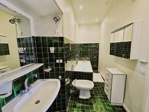 Shower, bidet, towels, toilet paper - Family home, sleeps 8, terrace with panoramic view in Porquerolles (Hyères)