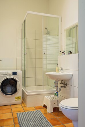 Shower, hair dryer, towels, soap - Spacious design apartment near the Estrel Hotel (Berlin)