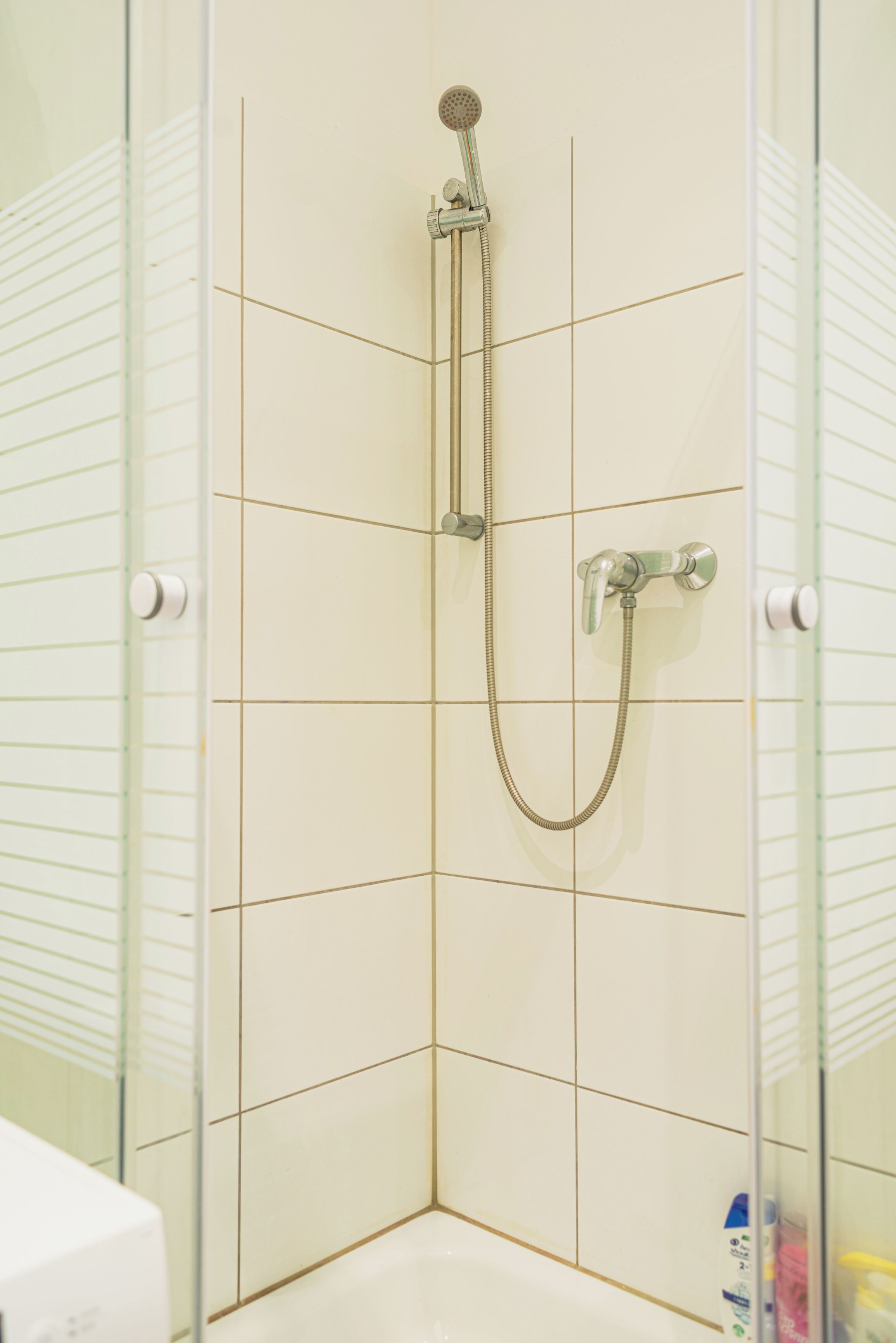 Douche, sèche-cheveux, serviettes fournies, savon