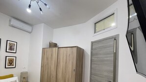 Une chambre à coucher avec un lit, une armoire et une porte.