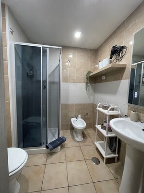 Hair dryer, bidet, towels, soap - Cozy apartment a 5-minute walk from the heart of the historic center (Napoli)
