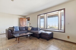 Living area - Desert Paradise: Walk to Pappy's - EV and Sleeps 8 (Pioneertown)