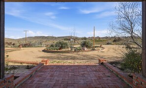 Property grounds - Desert Paradise: Walk to Pappy's - EV and Sleeps 8 (Pioneertown)