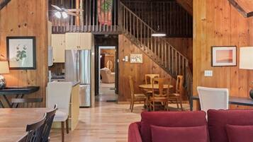 Villa, 4 Bedrooms | Dining