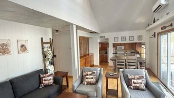 Cabin, 3 Bedrooms | Living area