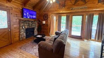 Cabane, 1 chambre | Coin séjour | TV connectée