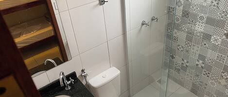 Dusche, Haartrockner, Handtücher, Seife