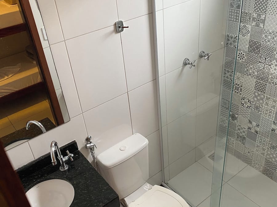 Douche, sèche-cheveux, serviettes fournies, savon