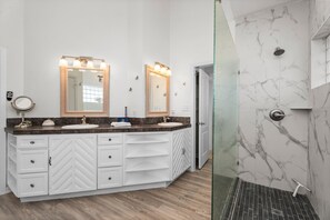 Shower, hair dryer, towels - Beachfront 5BR | Hot Tub & Sauna | Wraparound Deck | Sleeps 14 | Pet-Friendly (Galveston)