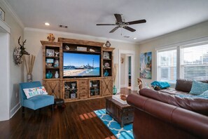 Smart TV, books - Private Pool | Walk to Beach + Seawall | Pet Friendly | Sleeps 11 (Galveston)